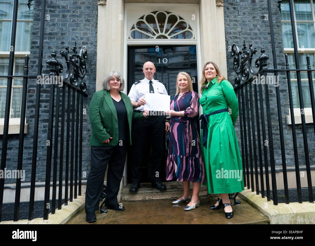 Il gruppo per i diritti delle donne per le donne scozzesi consegna una lettera al numero 10 di Downing Street in occasione dell’anniversario della vittoria alla Corte Suprema sulla definizione di donna Foto Stock