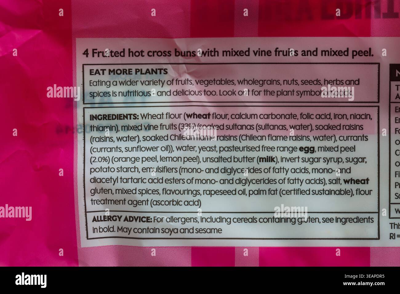 Informazioni dettagliate sulla confezione di 4 focaccine a vista di Waitrose riccamente fruttate. - mangia più piante ingredienti che elencano consigli sulle allergie Foto Stock