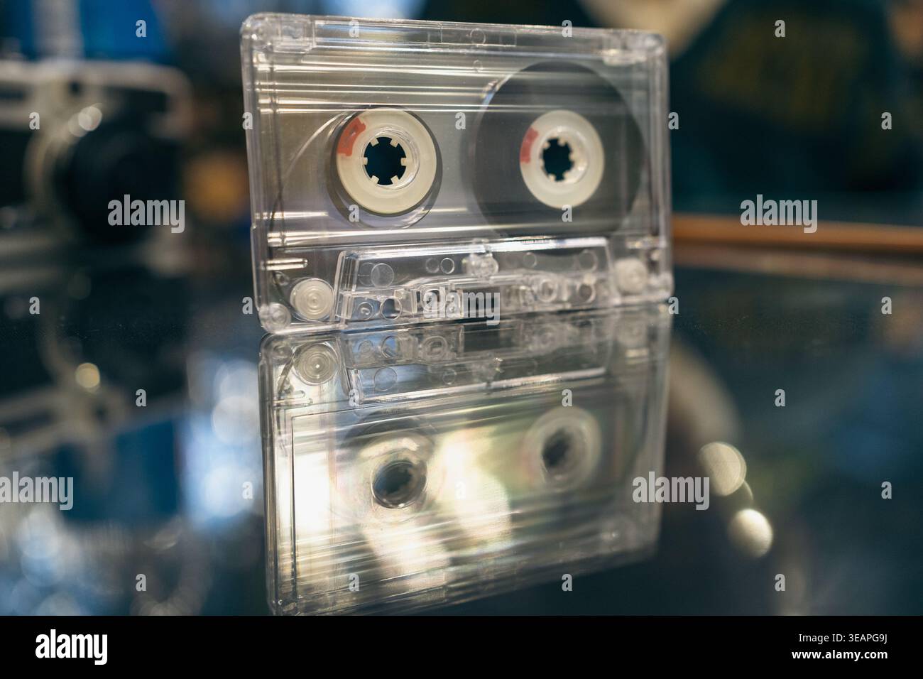Cassetta trasparente a durata minima con riflesso, ideale per mockup di prodotti, concept di tecnologia retrò, nostalgia musicale, supporti fisici e temi di archiviazione. Foto Stock