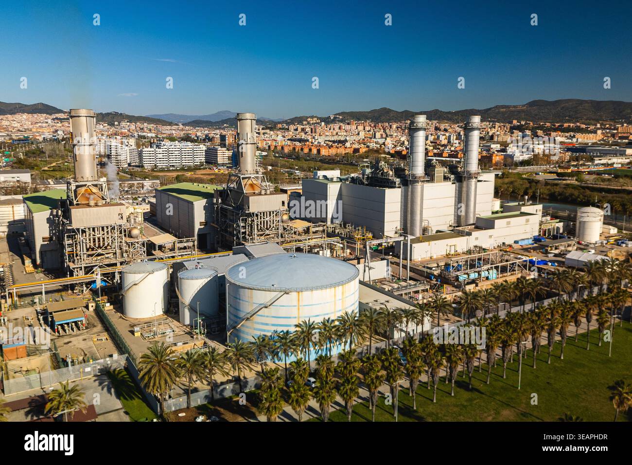 Centrale elettrica a energia termica sulla costa, l'infrastruttura che utilizza gas naturale per produrre energia elettrica ed energia Foto Stock