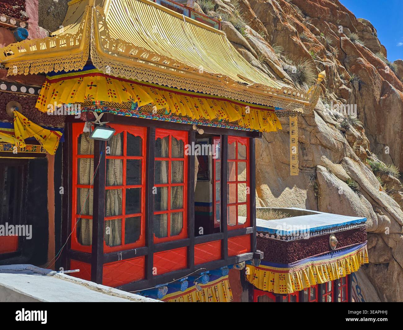 Tempio grotta del monastero di Takthok in Ladakh, India, antico monastero buddista della scuola Nyingma scolpito nella roccia, luogo sacro spirituale dell'Himalaya Foto Stock