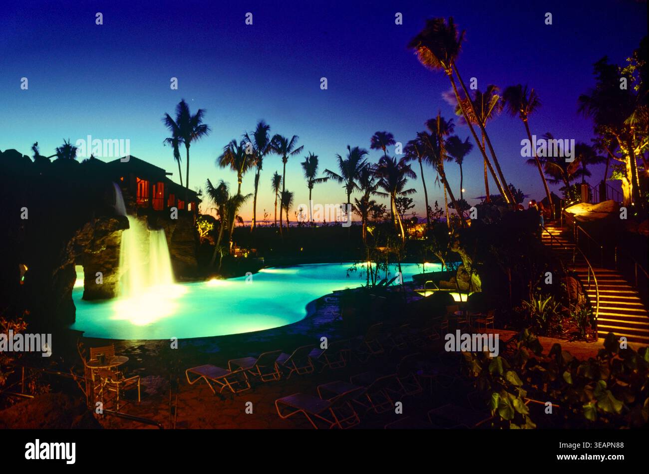 Area piscina al crepuscolo in un hotel esclusivo sull'Isola di Maui, Hawaii, Stati Uniti Foto Stock