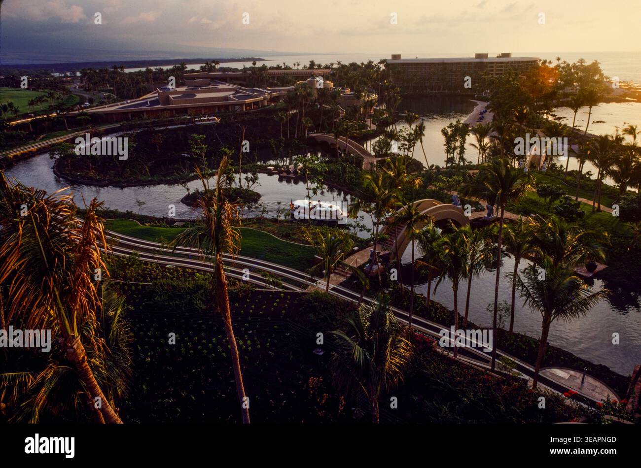 Una panoramica di un hotel esclusivo sull'isola di Maui, Hawaii, Stati Uniti, dove le barche trasportano gli ospiti da un posto all'altro con barche che corrono su piste sotto il livello dell'acqua. Foto Stock