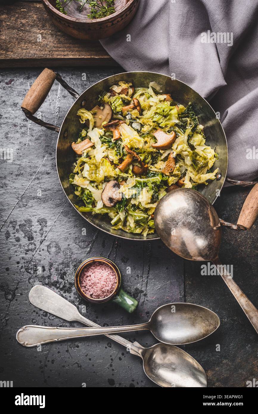 pasto, savoy, stufato, vegano, pasti, savoys, brasati, stregoni, vegani Foto Stock