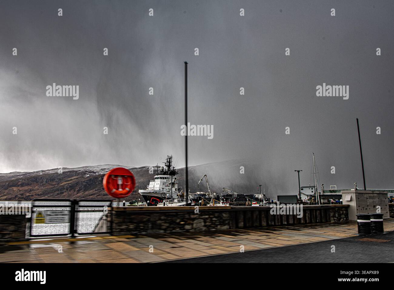 Condizioni meteorologiche estreme con arrivo al porto di Ullapool Foto Stock