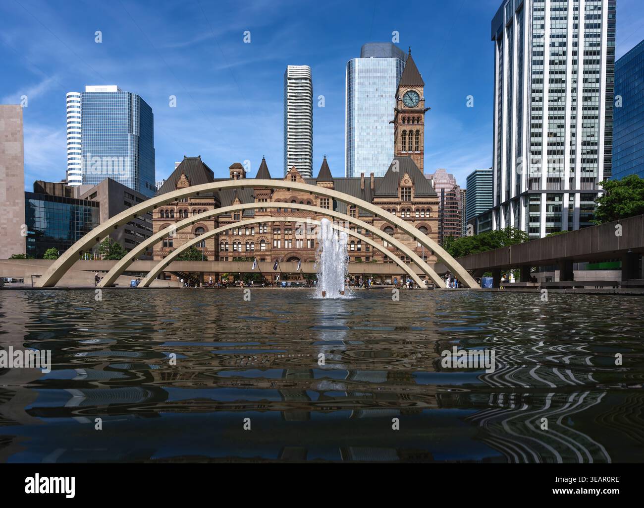 Nathan Phillips Square Reflecting Pool, Freedom Arches e Toronto Old City Hall - Toronto, Ontario, Canada Foto Stock