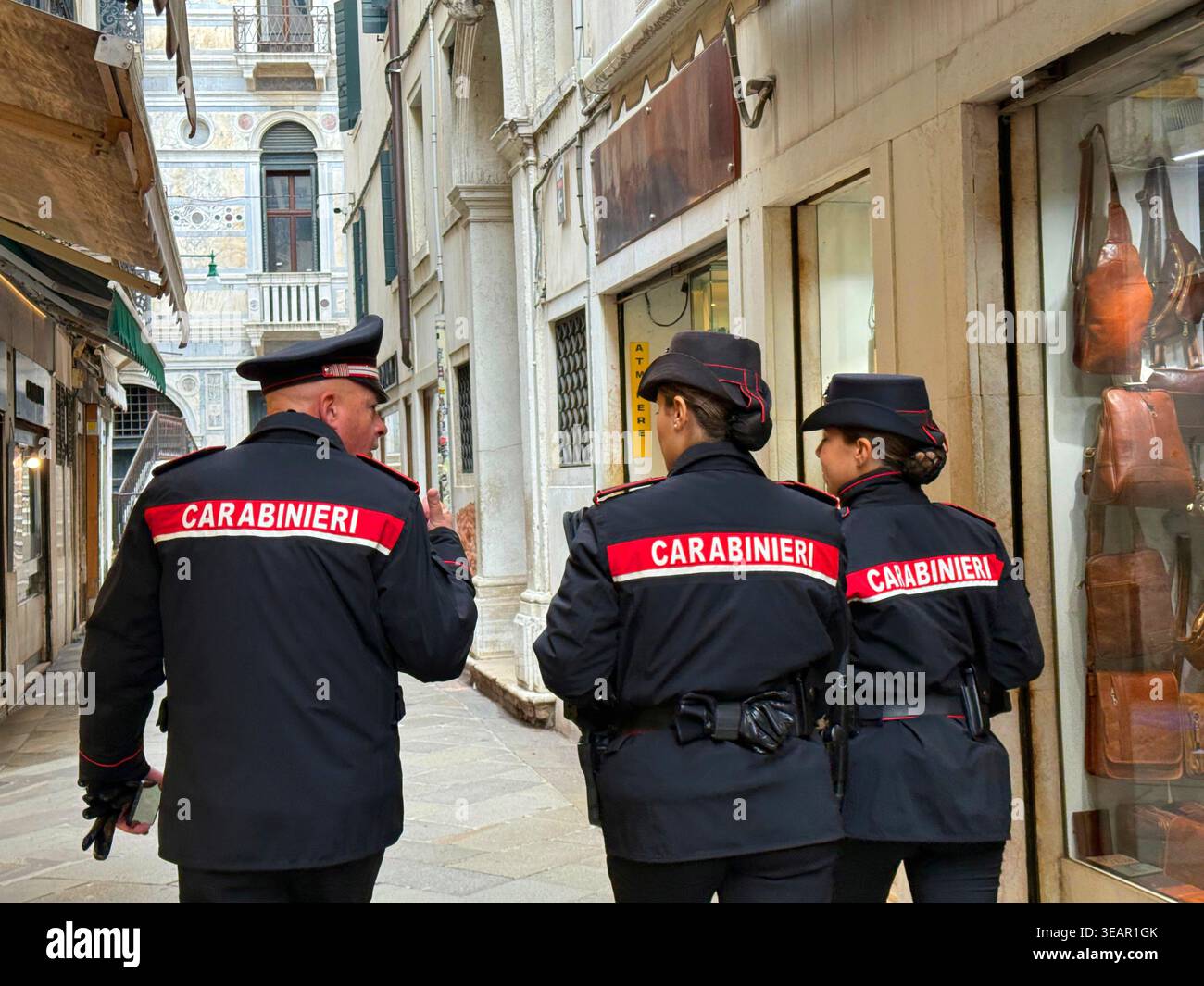 Venezia 20 novembre 2025: La gendarmeria dei Carabinieri cammina lungo una strada di Venezia. Foto Stock