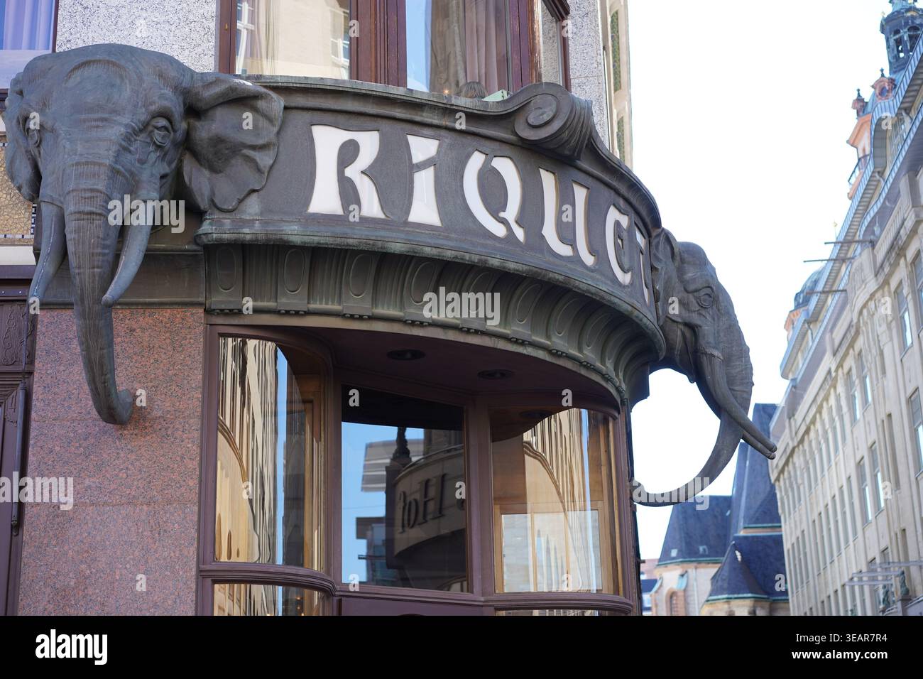 Lipsia, Germania - 23 aprile 2026: Vista dettagliata delle iconiche sculture in rame della testa di elefante sulla facciata della storica caffetteria Riquet House. Foto Stock