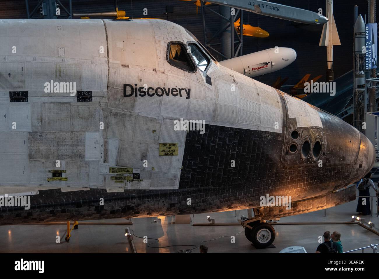 Chantilly, va - 06 giugno 24: Vista ravvicinata del naso e delle finestre della cabina di pilotaggio dello Space Shuttle Discovery in mostra allo Steven F. Udvar-Hazy Center di CH Foto Stock