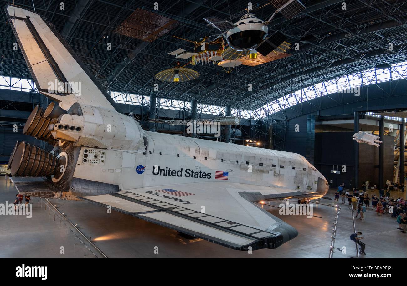 Chantilly, va - 06 giugno 24: Ampia vista interna dello Space Shuttle Discovery in mostra nel James S. McDonnell Space Hangar allo Steven F. Udvar-Haz Foto Stock