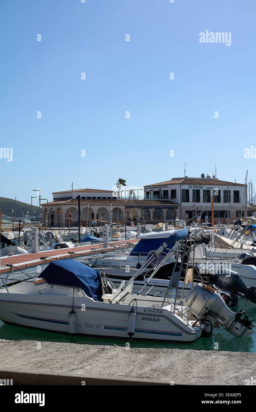 Maiorca Spagna - 23 aprile 2026: Una varietà di motoscafi e yacht da diporto sono ormeggiati al porto turistico di Port de Pollenca con la facciata bianca di la Llon Foto Stock