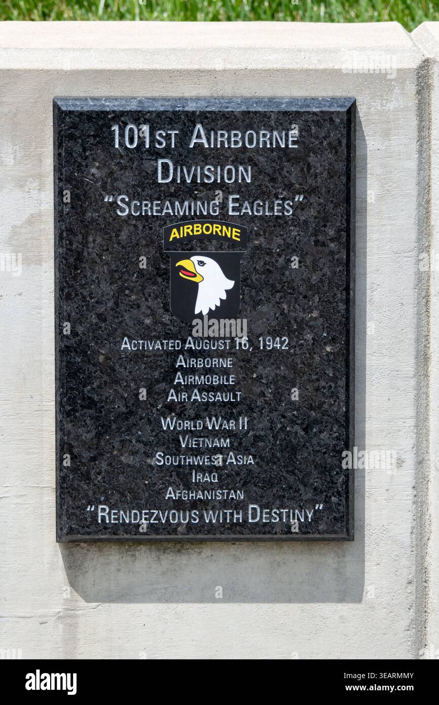 Velvior, va - 9 giugno 24: Primo piano di una targa commemorativa in granito per la 101a Divisione aviotrasportata "Screaming Eagles" con insegne aviotrasportate alla Nationa Foto Stock