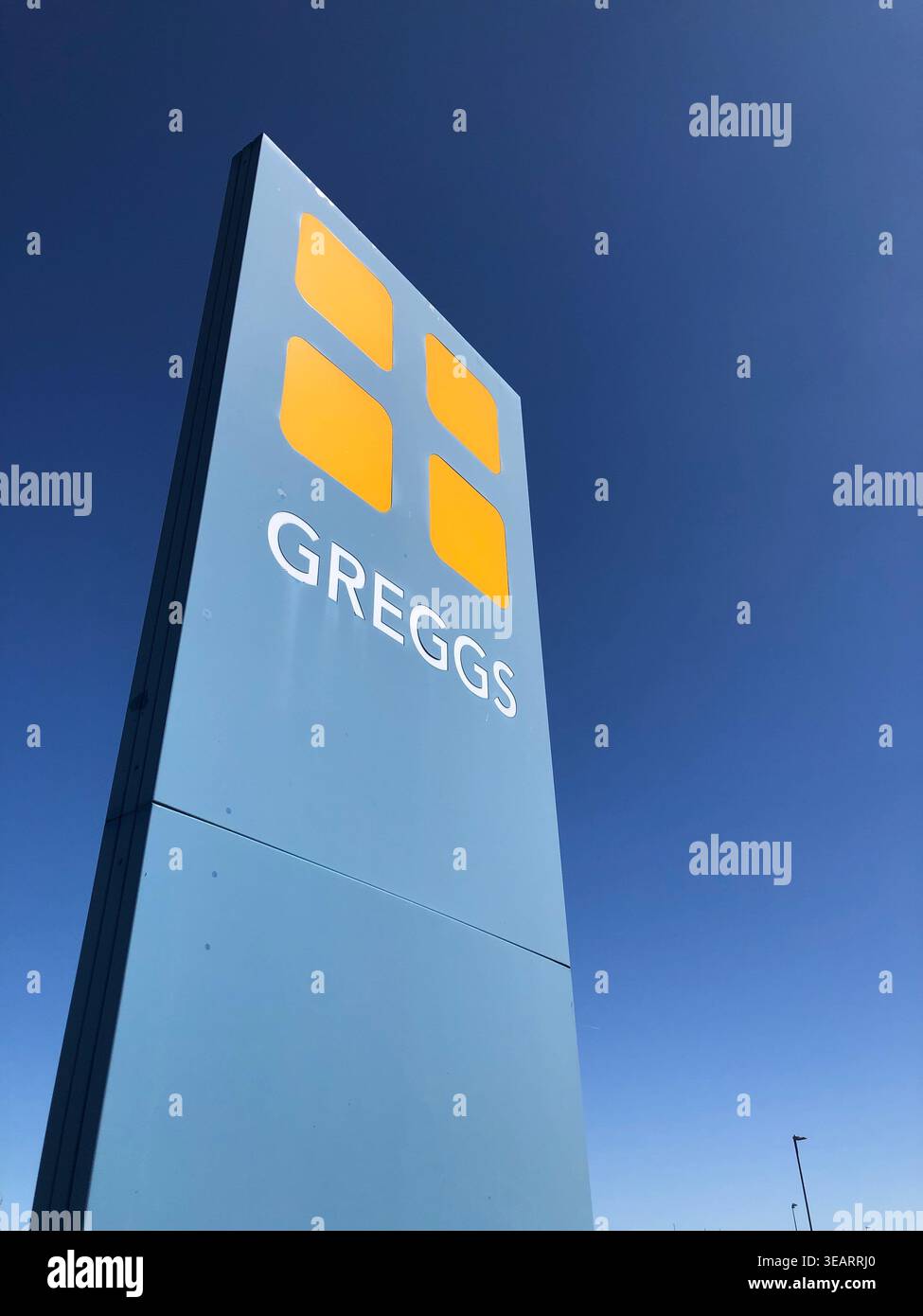 Segno GREGGS sullo sfondo blu del cielo Foto Stock