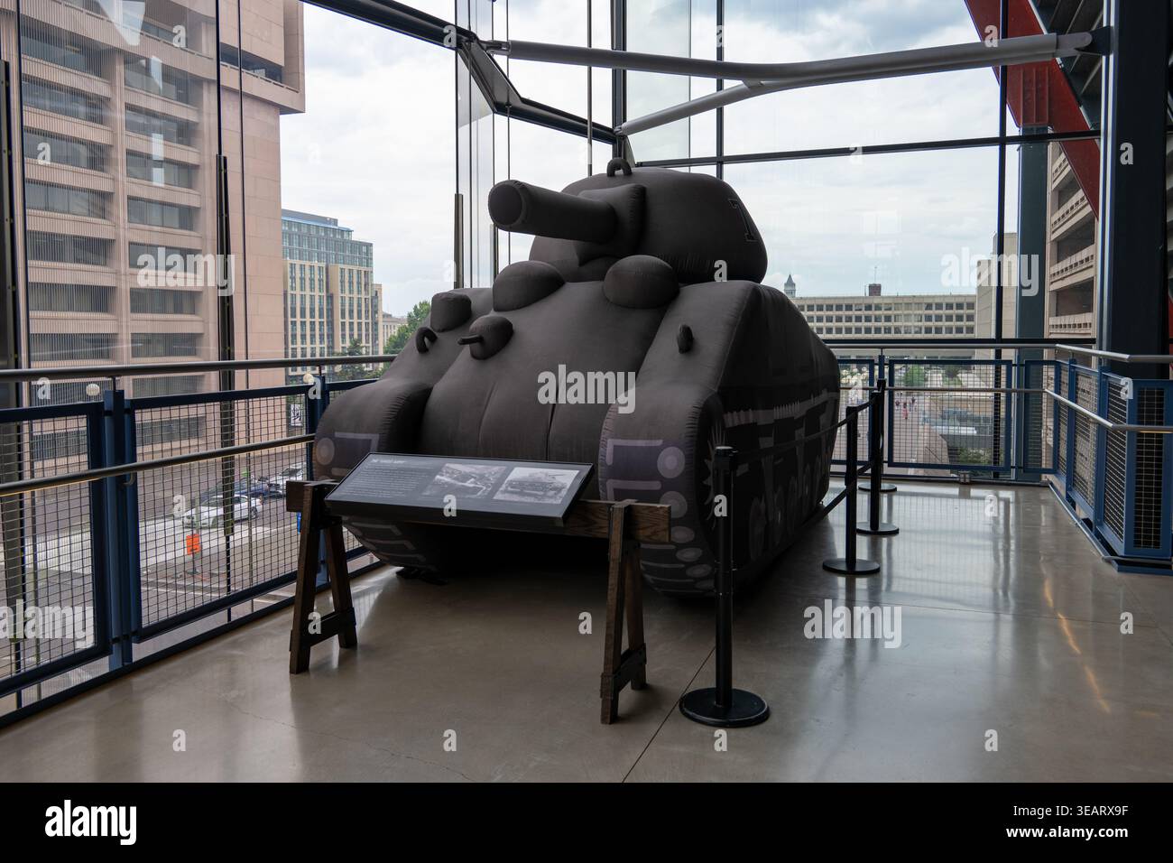 Washington DC, USA - 14 giugno 24: Esca da carro gonfiabile esposta all'International Spy Museum che si affaccia su Washington DC. Foto Stock