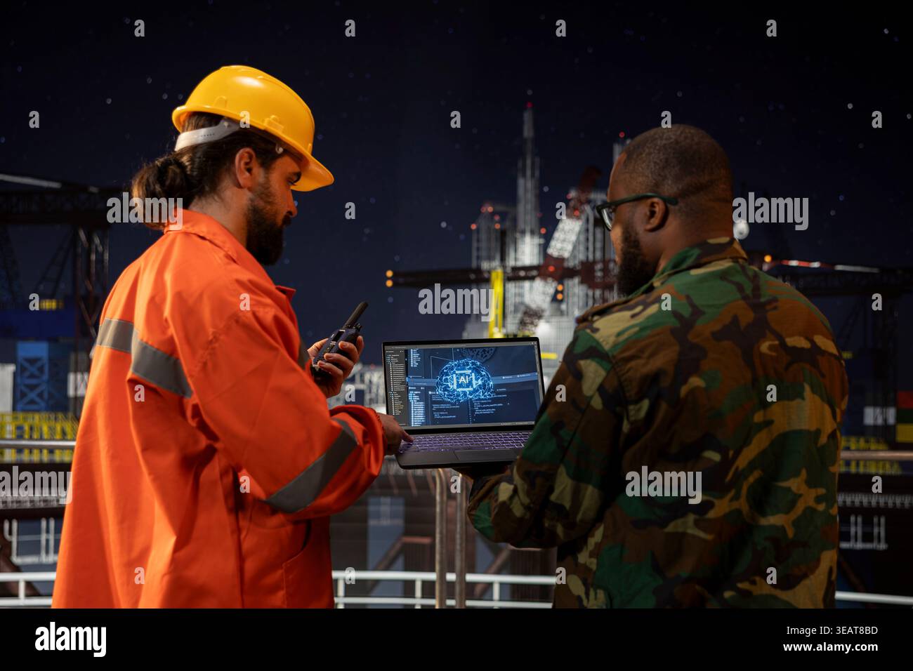 Unità militare sul ponte della piattaforma di estrazione del petrolio offshore che utilizza un programma di intelligenza artificiale sul dispositivo. Uomo afroamericano in uniforme dell'esercito per proteggere le operazioni di perforazione, usando l'IA Foto Stock
