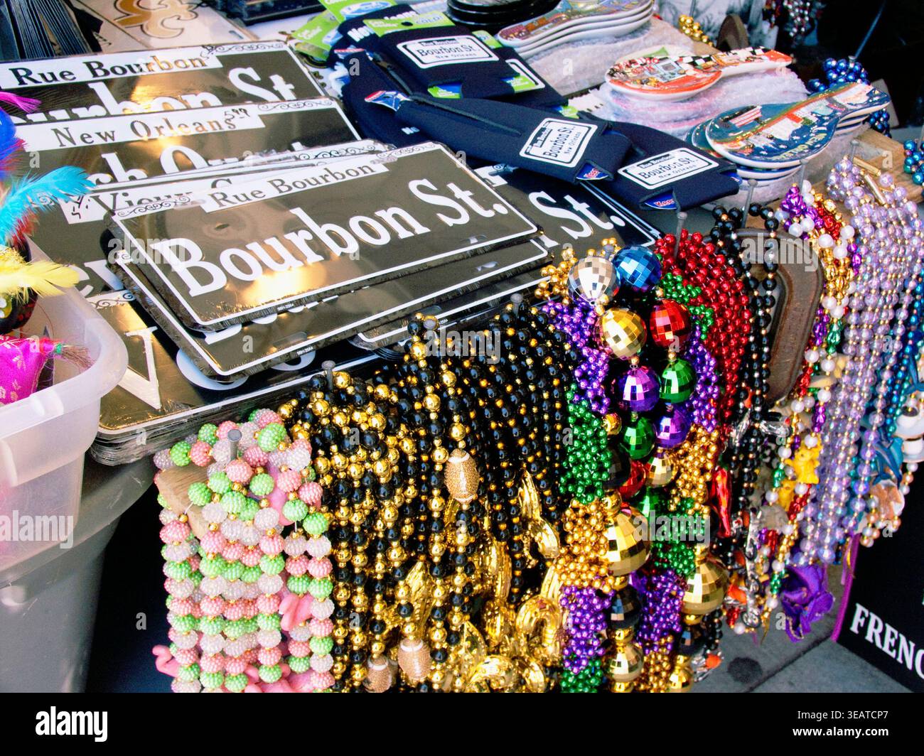 Articoli souvenir in vendita al mercato francese di New Orleans, Louisiana. Foto Stock