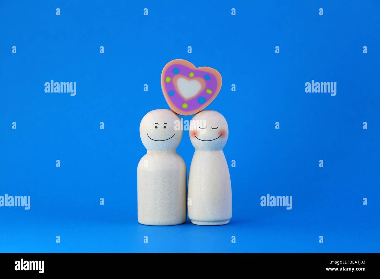 Coppia innamorata e cuore colorato Foto Stock