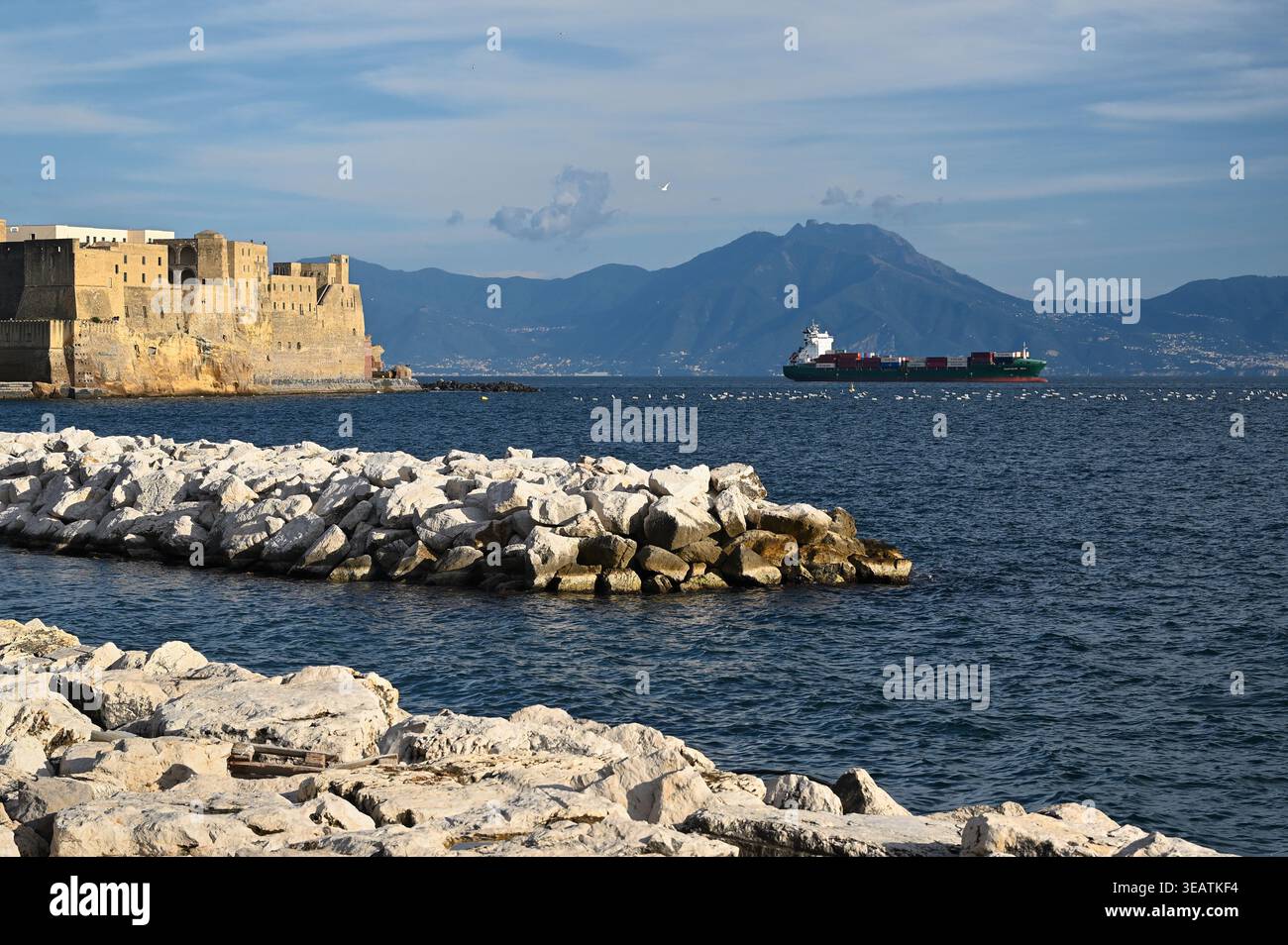 Castel dell'Ovo e frangiflutti a Napoli, Italia Foto Stock