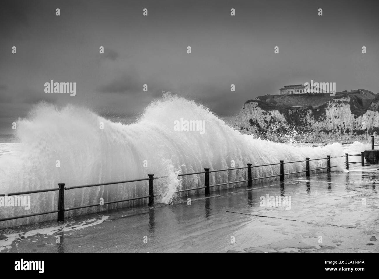 Onde che si infrangono contro il lungomare di Freshwater Bay durante il tempo burrascoso dell'inverno 2022, Freshwater, Isle of Wight, Hampshire, Inghilterra, REGNO UNITO Foto Stock