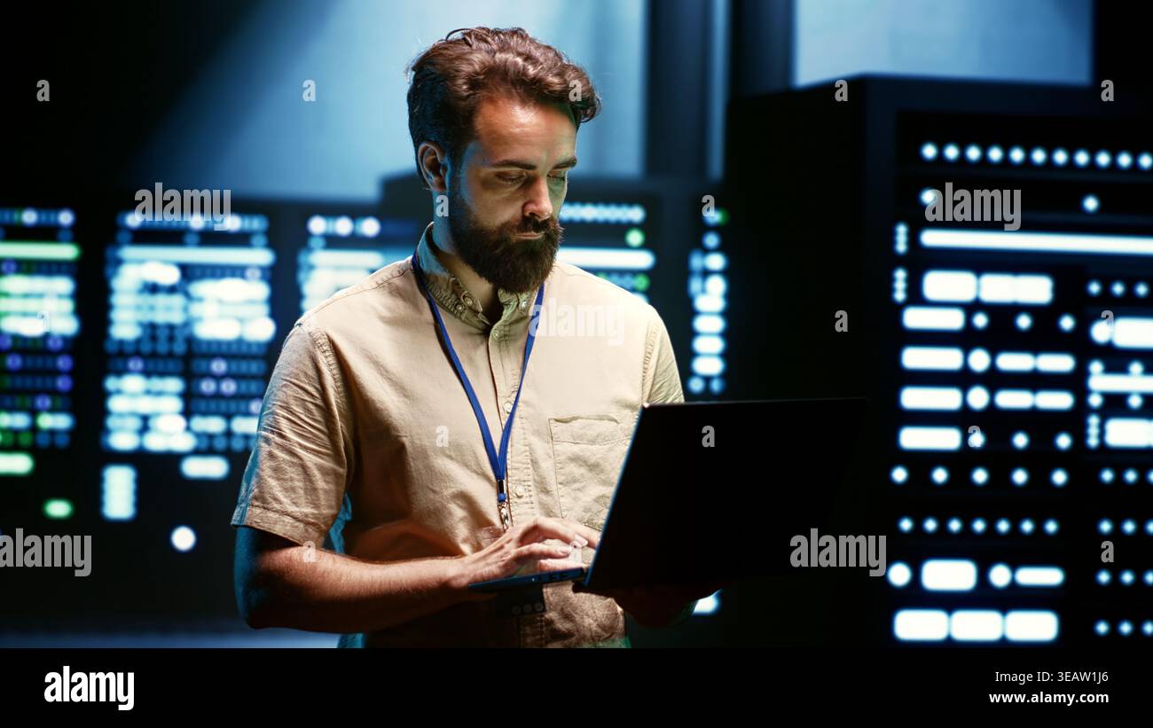 Admin riconfigurazione della server farm per ottimizzarla per i requisiti di elaborazione dei dati dei carichi di lavoro dell'intelligenza artificiale. Data center della rete neurale utilizzato per l'apprendimento automatico Foto Stock