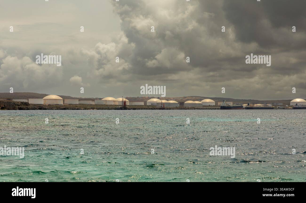 Il terminal petrolifero sull'isola caraibica olandese di Curacao è visibile attraverso Bullenbaai vicino a Sint Willibrordus. Foto Stock