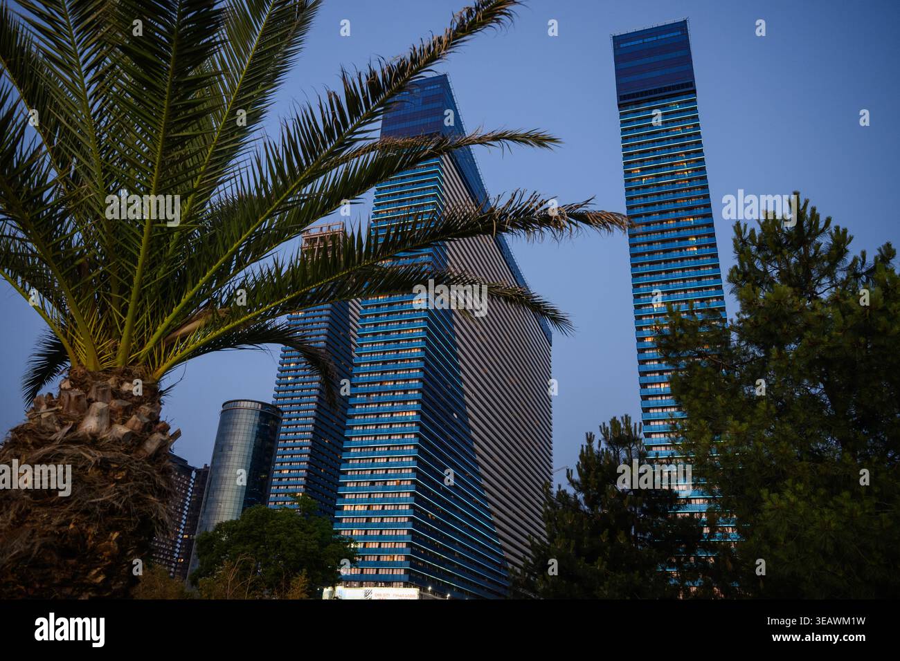 Georgia 7.6.2025 investimenti immobiliari di lusso a Batumi. I moderni grattacieli di Orbi City al tramonto in Georgia. Concetto di stile di vita di fascia alta, investimenti immobiliari, vacanza premium sulla costa del Mar Nero Foto Stock