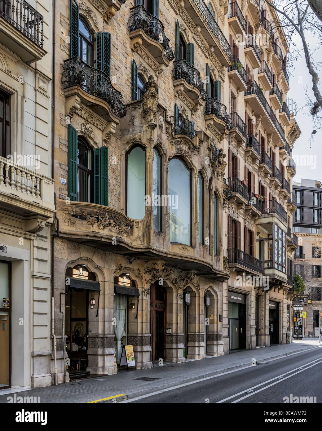 Architettura modernista catalana ornata e facciata a Barcellona, Spagna Foto Stock