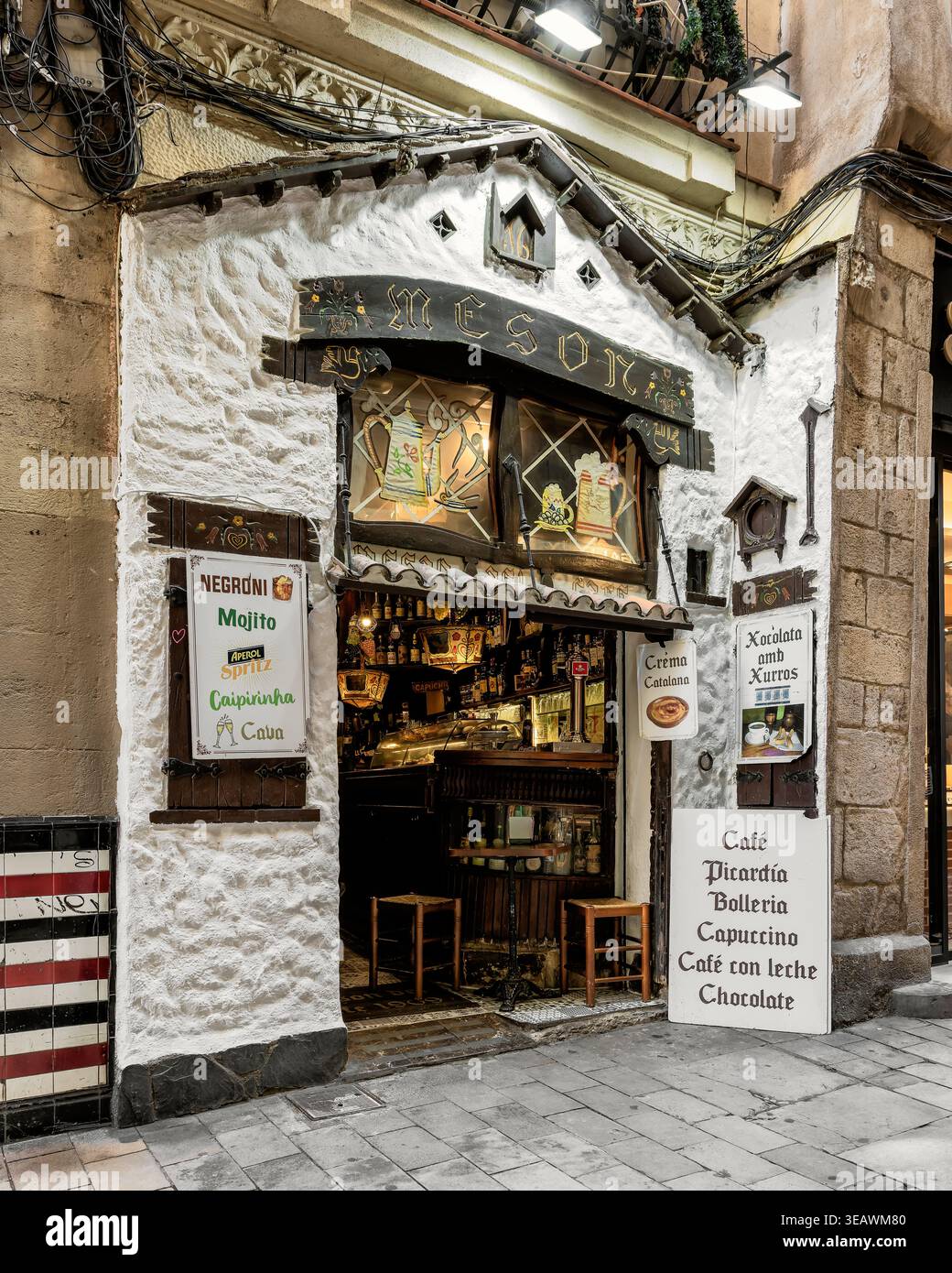 Facciata di taverna spagnola tradizionale (meson) con facciata rustica imbiancata, insegne in legno vintage e interno accogliente in Spagna Foto Stock