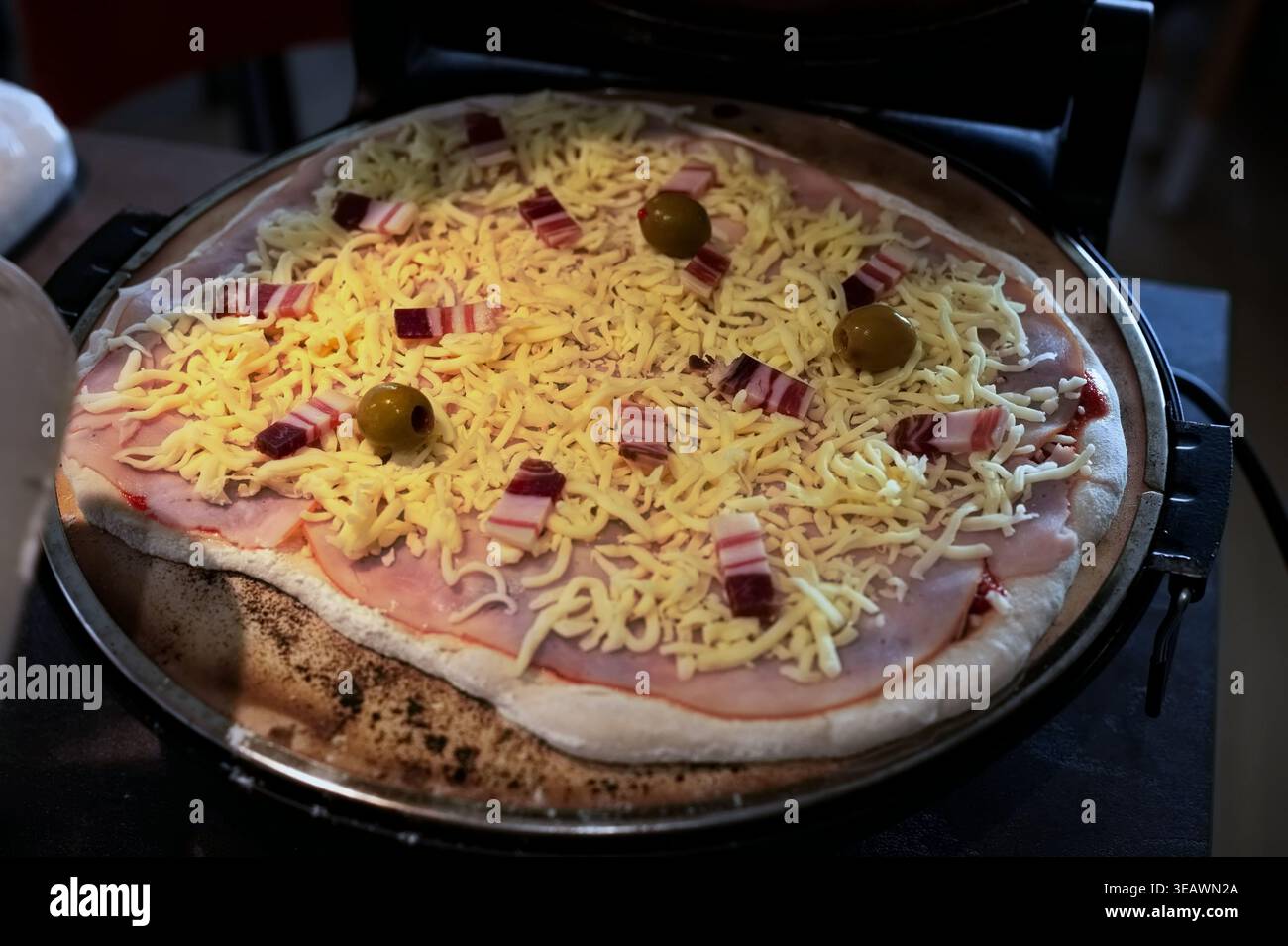 Pizza fatta in casa preparata per la cottura nel forno per pizza Foto Stock