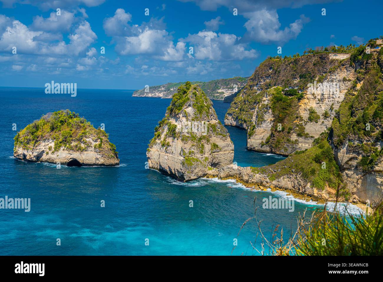 Splendida vista del diamante spiaggia bagnata da un mare turchese durante una bellissima alba. Spiaggia di diamante è un incontaminato, sabbia bianca e setosa wate blu Foto Stock