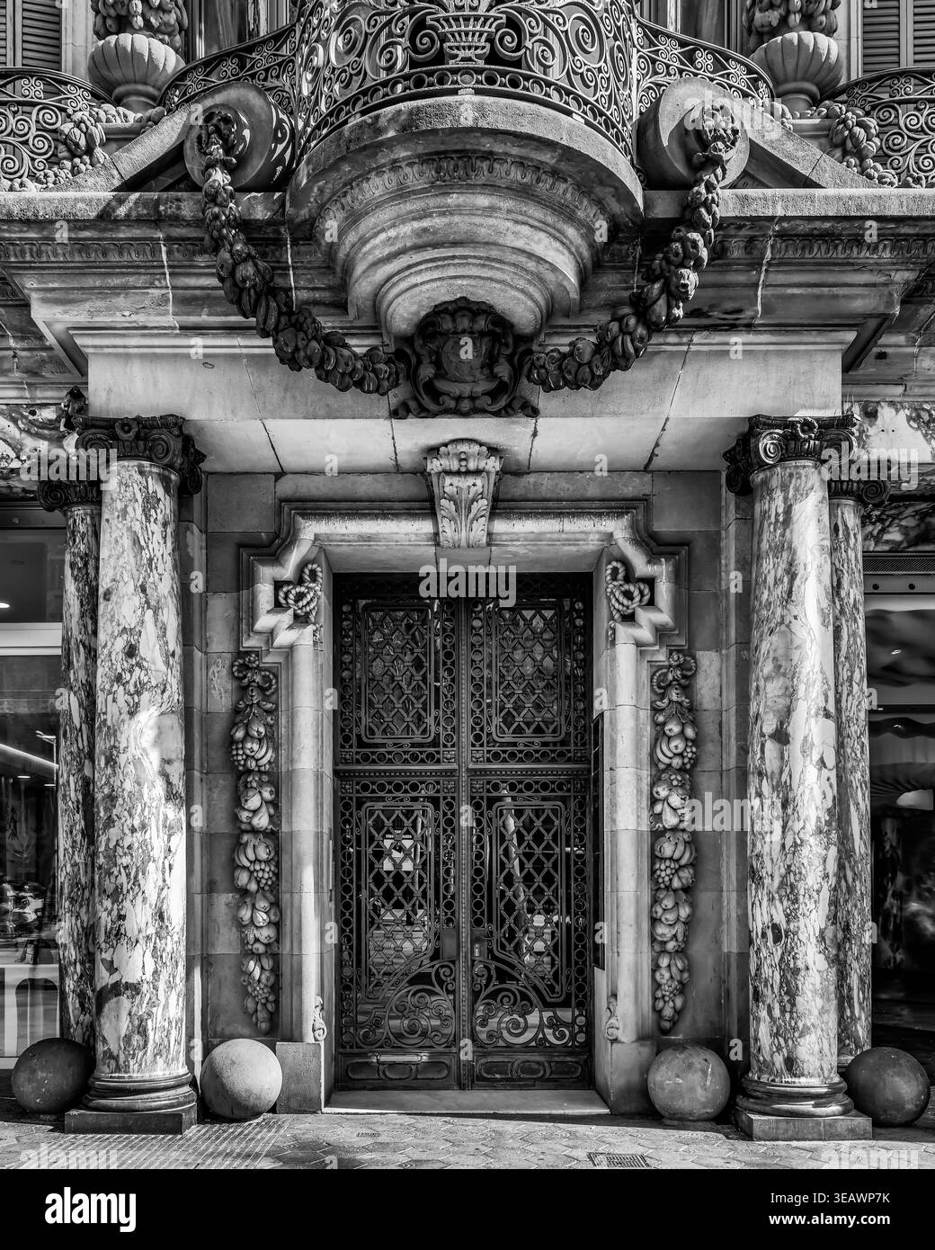 Ingresso modernista ornato con colonne di marmo e balcone in ferro battuto, Barcellona, Catalogna, Spagna Foto Stock