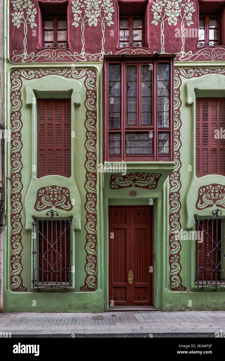 Intricata facciata Art Nouveau con sgraffito floreale e dettagli architettonici simmetrici, esterno dell'edificio del 1903. Foto Stock