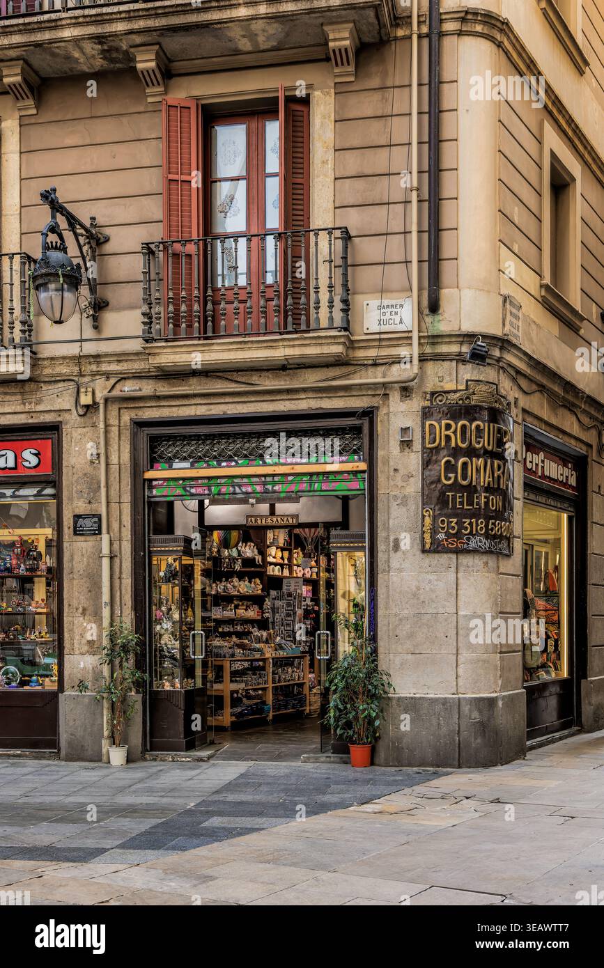Affascinante shopping vintage all'angolo di Carrer d'en Xuclà nello storico quartiere gotico di Barcellona, Spagna Foto Stock