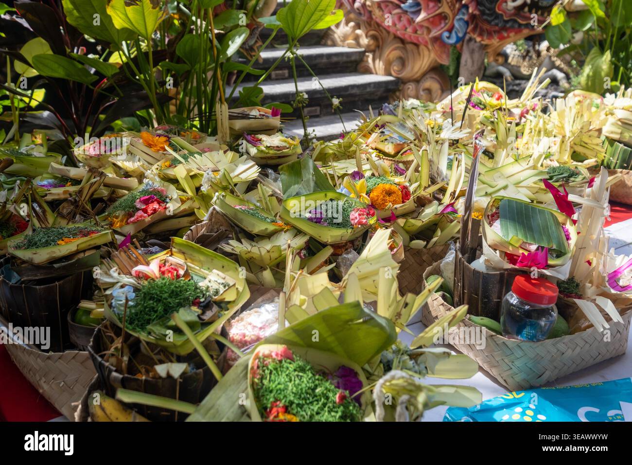 Una pila di offerte di canang sari in un luogo di culto a Bali Foto Stock