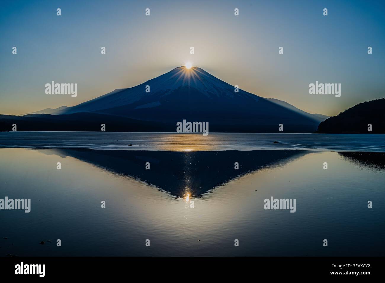 Spettacolare fenomeno Diamond Fuji con il sole che si allinea perfettamente sulla cima del Monte Fuji, riflesso nel Lago Yamanaka, in Giappone. Foto Stock