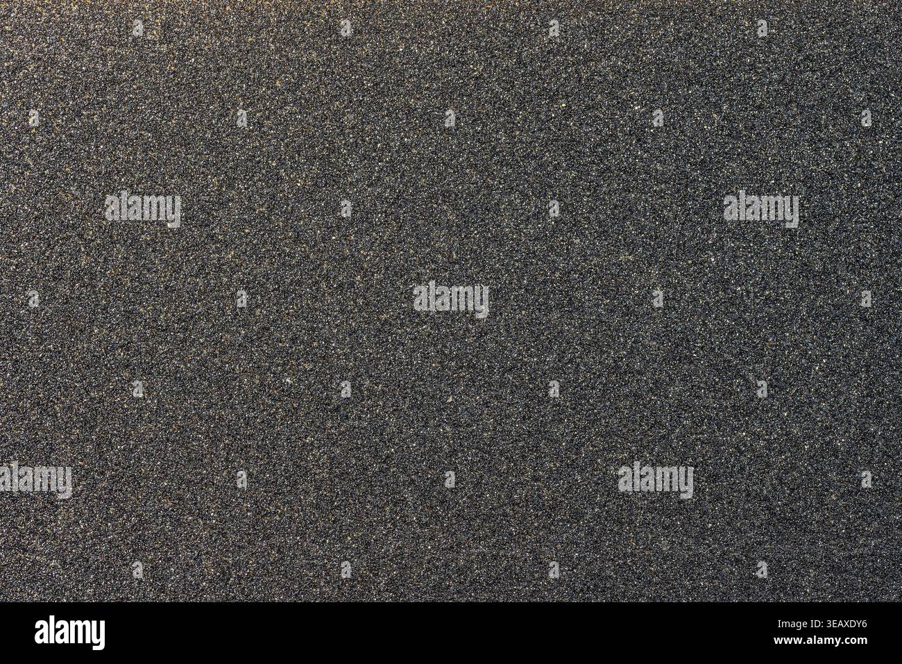 Primo piano di un foglio di carta vetrata nera con grana P80 Foto Stock