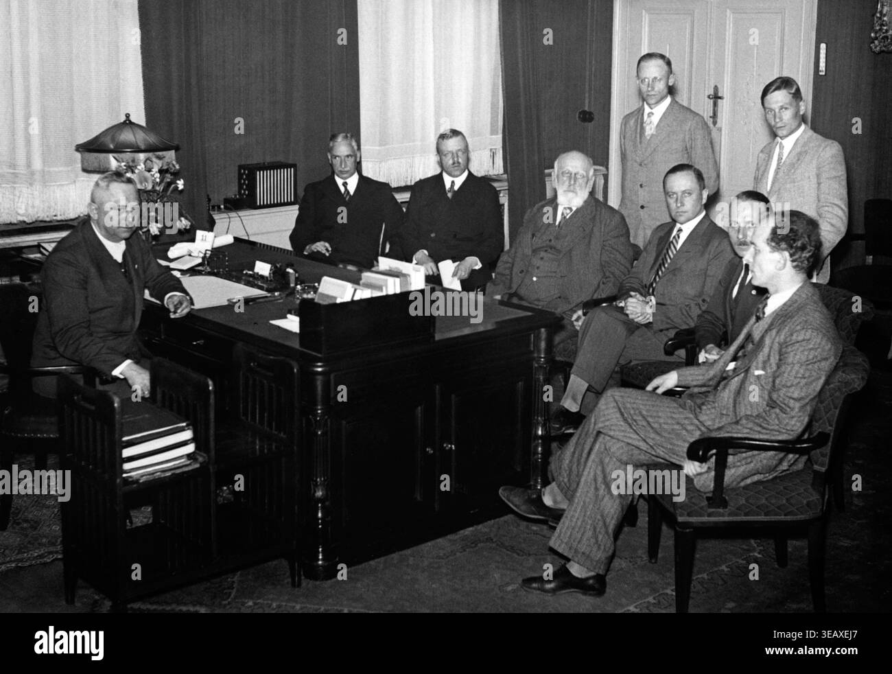 Ministro della giustizia prussiano Hans Kerrl con i membri di una commissione che lavora su un progetto di legge sulla legge ereditaria. Da sinistra: Segretario di Stato presso il Ministero della giustizia Hoelsche, Ministerialrat Wagemann, Consigliere privato Prof. Seering, locatario di dominio Backe, esperto di politica agricola del NSDAP Walther Darre, Presidente del Reichslandbund Willikens e Direttore ministeriale Dr. Roland Freisler. [traduzione automatizzata] Foto Stock