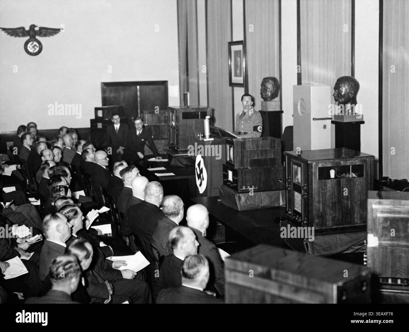 Eugen Hadamovski, direttore di trasmissione del Reich, al discorso di apertura per la presentazione del programma televisivo presso l'edificio Rundfunk di Berlino. Televisori sul palco. [traduzione automatizzata] Foto Stock