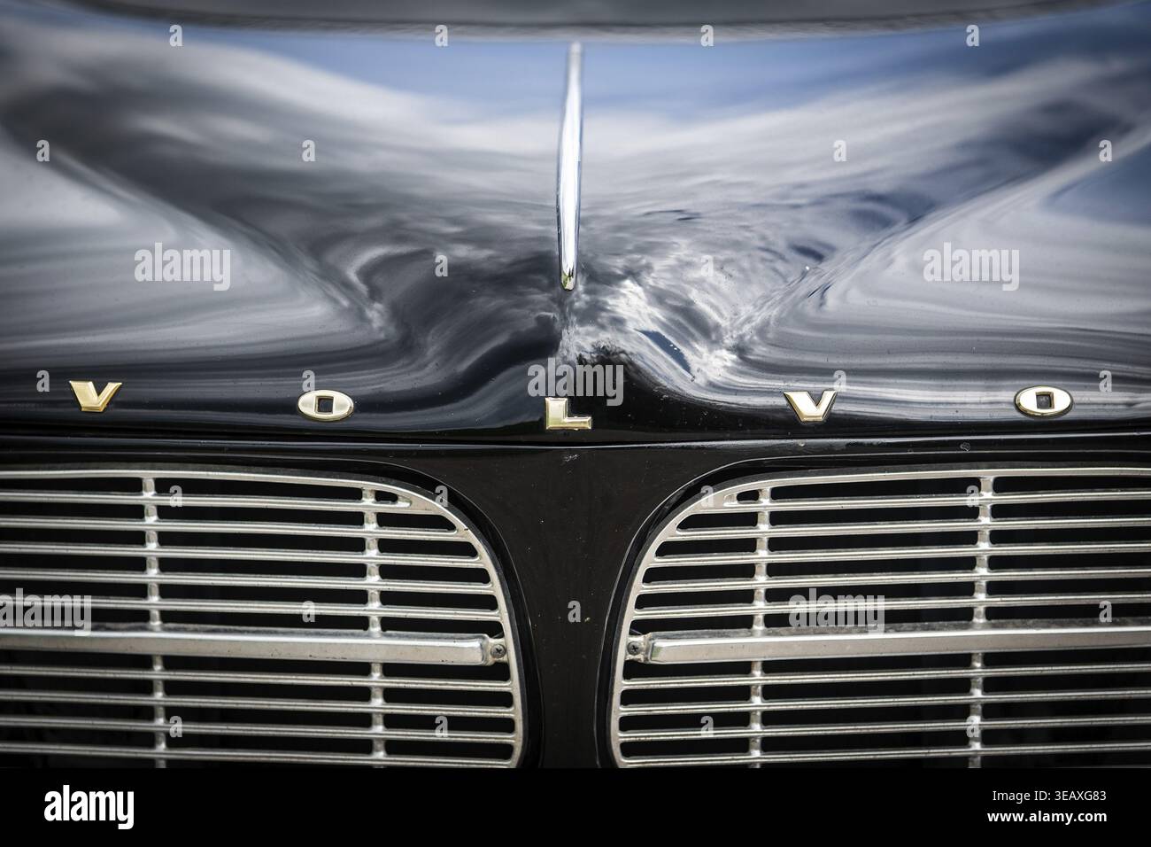 Scritta Volvo cromata e calandra, auto d'epoca, Volvo Amazon, auto di classe media prodotta dalla casa automobilistica svedese Volvo, costruita nel 1968 Foto Stock