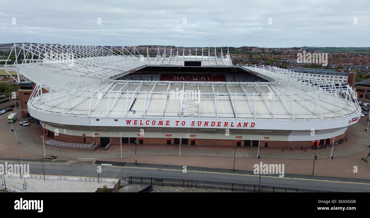 Un nuovo cartello con la scritta Welcome to Sunderland è installato all'ingresso dello Stadium of Light, sede del Sunderland AFC. Questa aggiunta rende omaggio alla segnaletica originale che è stata vista al famoso Fulwell End dell'ex stadio del club, il Roker Park. I tifosi possono ora vedere questo omaggio mentre entrano nello stadio Foto Stock