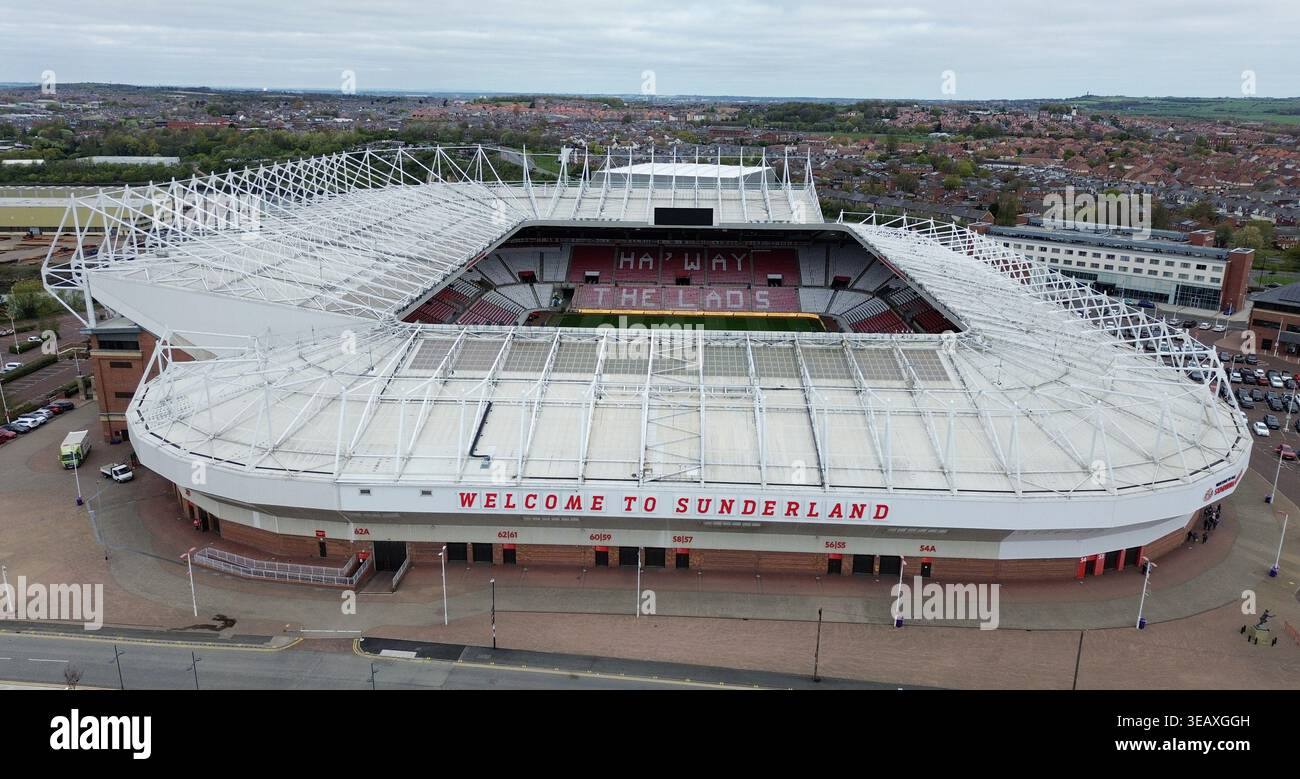 Lo Stadium of Light ospita il Sunderland AFC e di recente ha mostrato un nuovo cartello con la scritta Welcome to Sunderland all'ingresso. Questa aggiunta rende omaggio al segno storico che un tempo era presente sul retro del Fulwell End a Roker Park. La scena mostra la struttura dello stadio e l'area circostante . Foto Stock