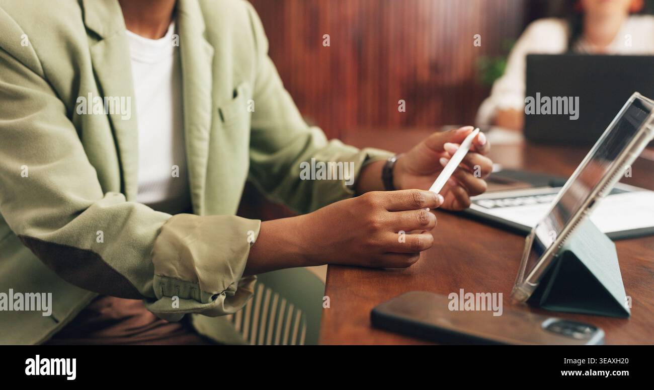 Donna d'affari, mani e tablet in ufficio con audit di sostenibilità, stilo o rapporto sulla conformità ESG. Persona, ricercare o controllare la politica con il tecnico per Foto Stock
