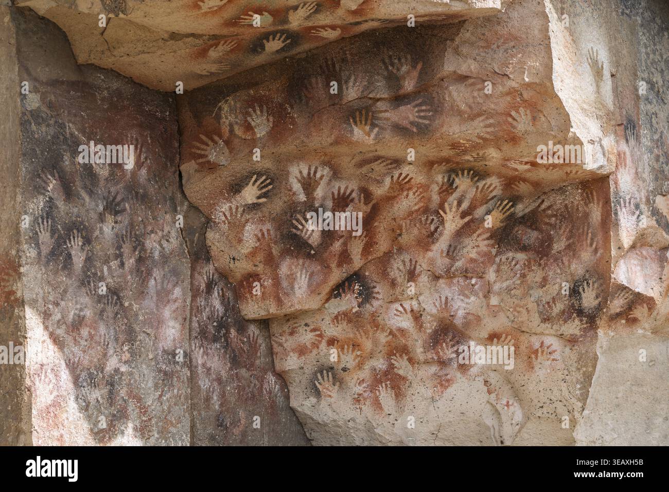 Stampe preistoriche in tecnica negativa su pareti rocciose, pitture rupestri in rosso, ocra e nero, Cueva de las Manos, Rio Pinturas, Santa Cruz Provin Foto Stock