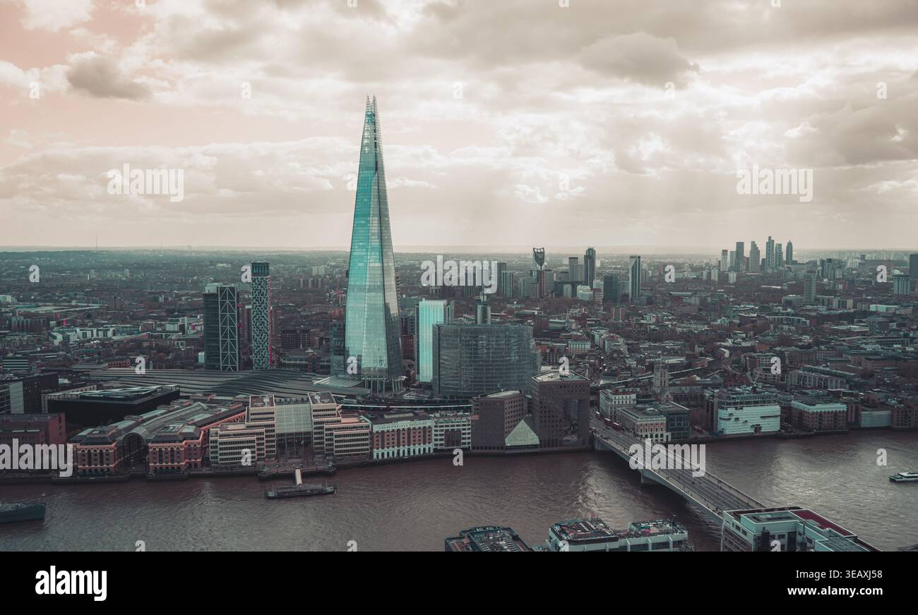 Londra crea un moderno skyline urbano lungo il Tamigi Foto Stock