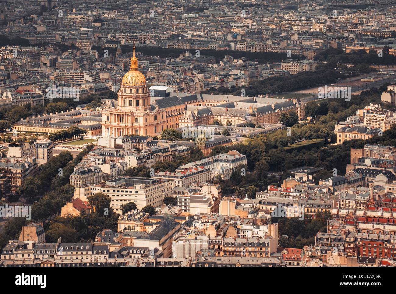 Dome des Invalides e edificio con vista sulla città di Parigi Foto Stock