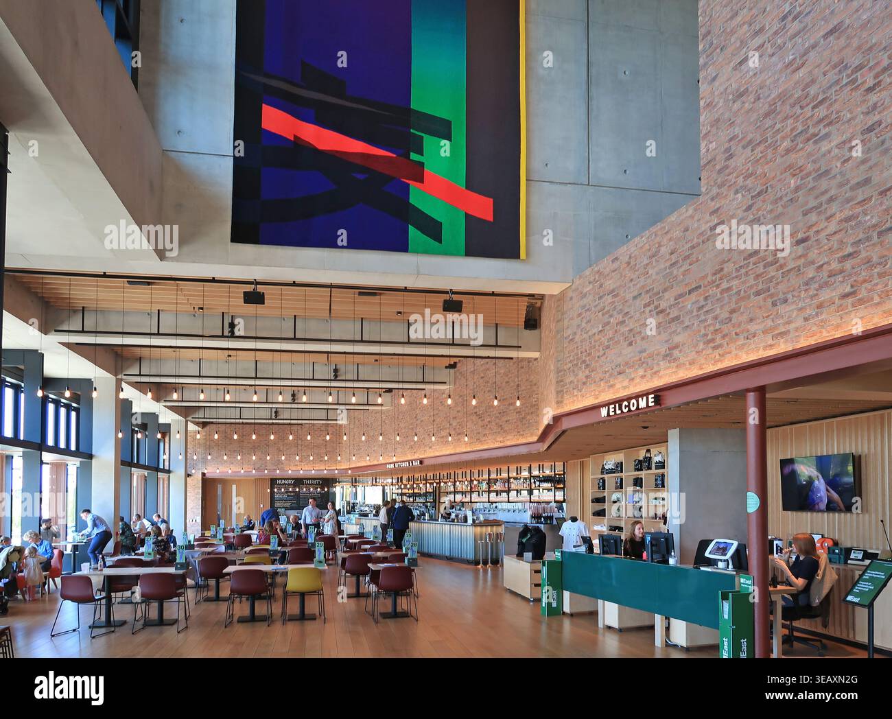 Vista interna del nuovo edificio Sadlers Wells East a Stratford, nella zona est di Londra. Mostra la caffetteria e l'area bar al piano terra; la cucina e il bar del parco. Foto Stock