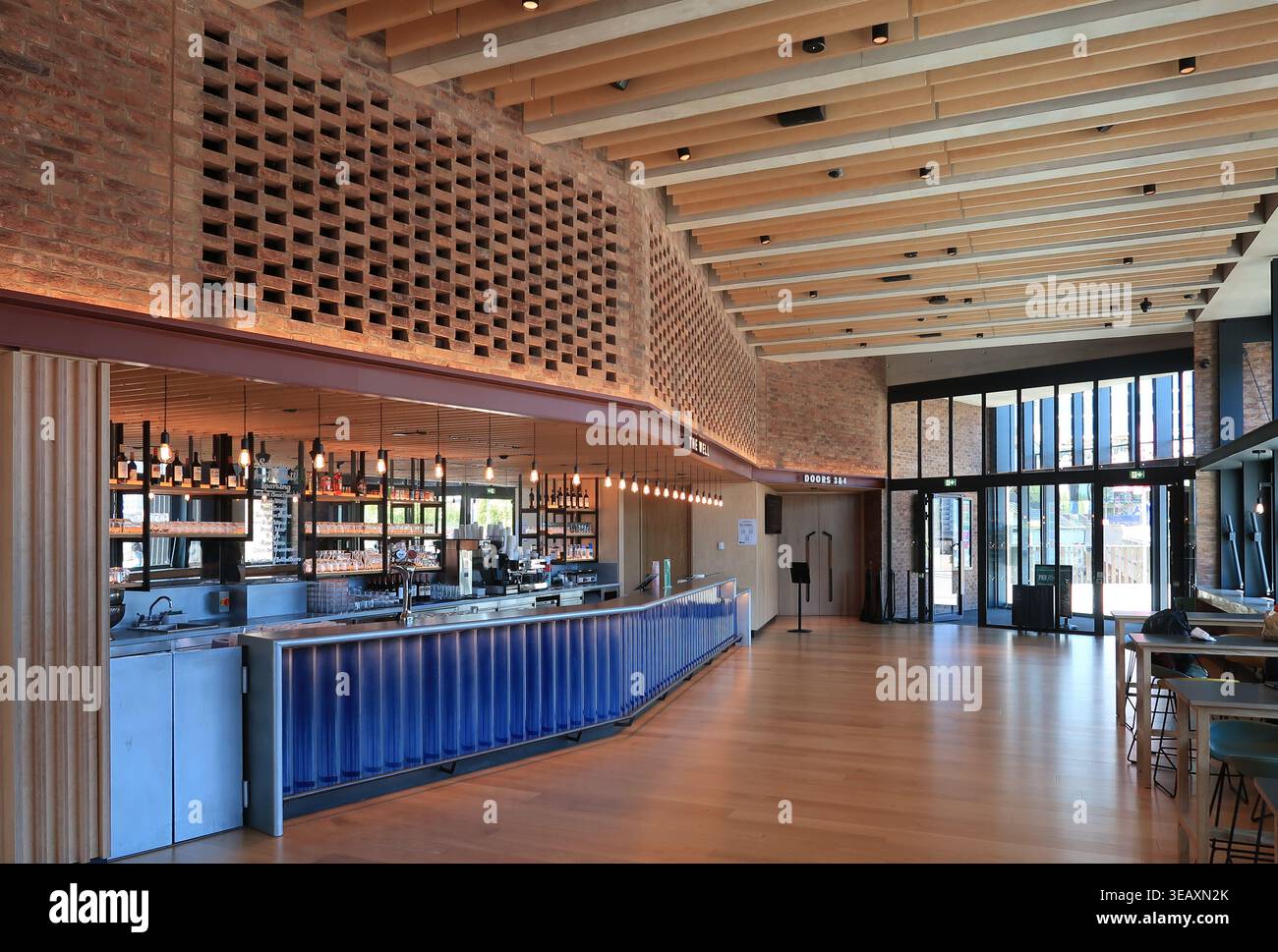 Vista interna del nuovo edificio Sadlers Wells East a Stratford, nella zona est di Londra. Mostra l'ingresso al piano terra e l'area bar; il pozzo. Foto Stock