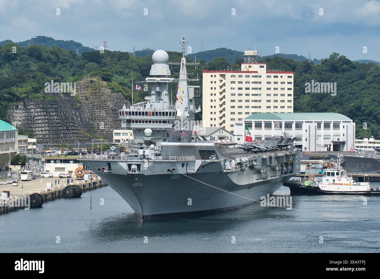 La portaerei ITS Cavour (C550) della Marina militare italiana entra nella base navale di Yokosuka, in Giappone, con AV-8B e F-35B sul ponte, 22 agosto 2024 Foto Stock