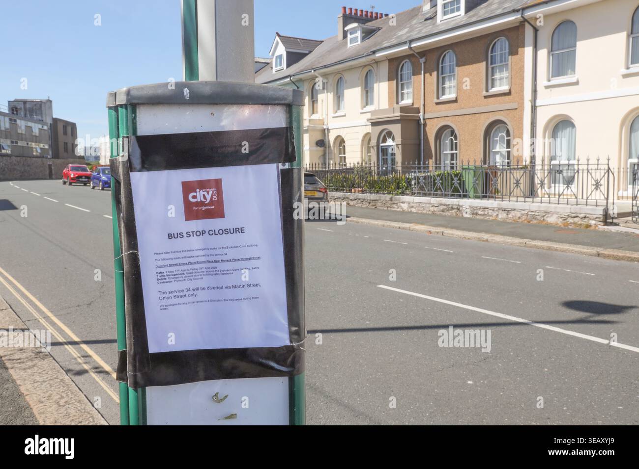 Cartello dell'autobus; n. 34; Plymouth Citybus; proseguire; ripercorrere l'autobus; diversione; i residenti sono stati spostati fuori da un condominio e da alcuni dintorni Foto Stock