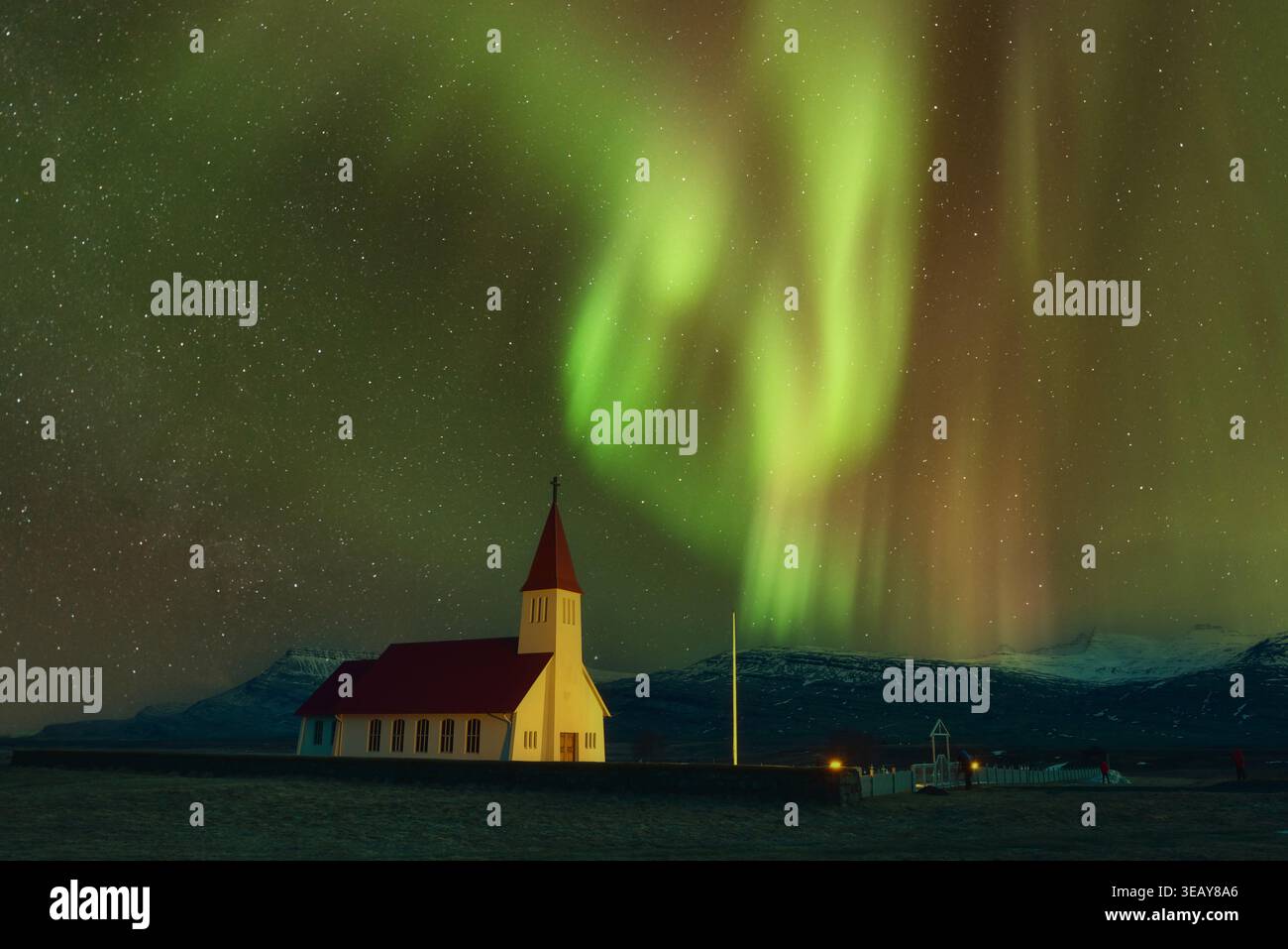 Aurora e piccola chiesa in Islanda Foto Stock